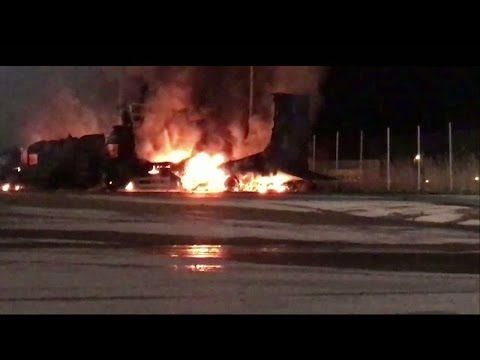 Flera lastbilar i brand på centrallager i Kungälv - Nyheterna (TV4)