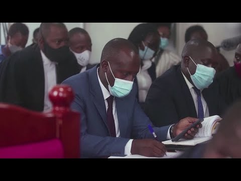 弁護士はウガンダのボビ・ワインを軟禁から解放しようとしている。 (Lawyers seek to free Uganda's Bobi Wine from house arrest)