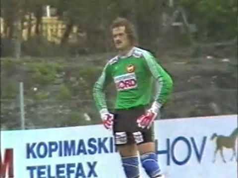 Goalkeeper throws the ball into his own net. Weird own goal!