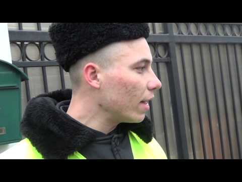 Curaj.TV - Carabinierii nu-ți dua voie să lași un mesaj diplomaților ruși