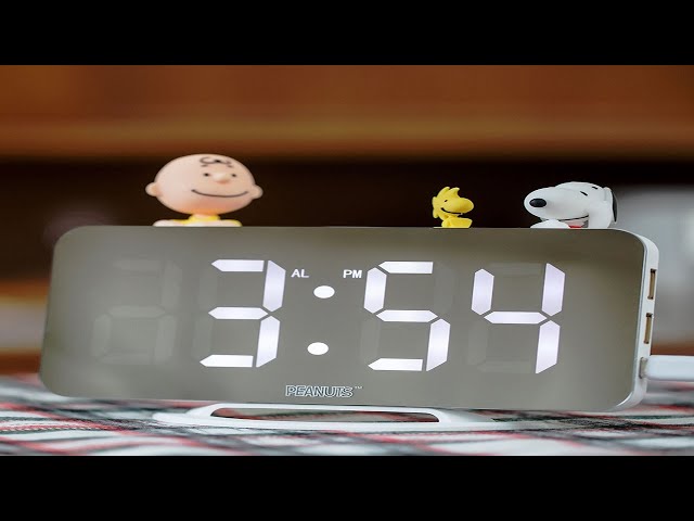 Vídeo relacionado con Peanuts Snoopy Doghouse - Reloj Despertador LED Digital Alimentado por USB con iluminación Blanca cálida, función de repetición y Pantalla LED