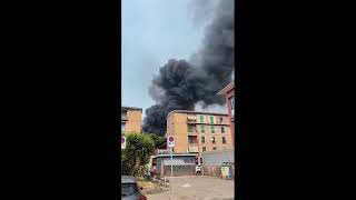 Napoli, la nube nera provocata dall'incendio al parco Costantino in viale Traiano