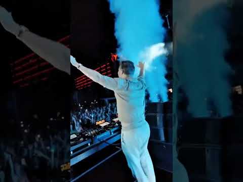 David Guetta playing the remix of his collaboration 'A Bar Song (Tipsy)'  at Ushuaia ibiza