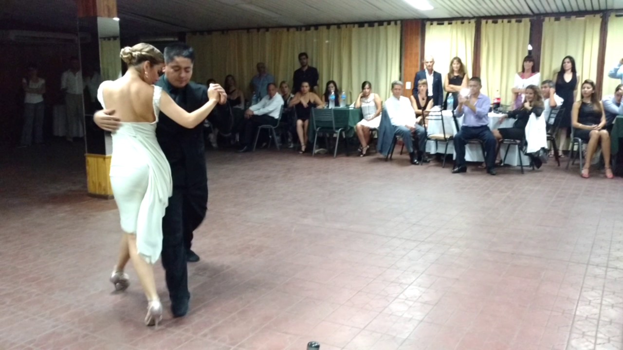 Noelia Hurtado y Carlitos Espinoza bailan "Cachirulo" Orq. Aníbal Troilo en Mendoza 2/4
