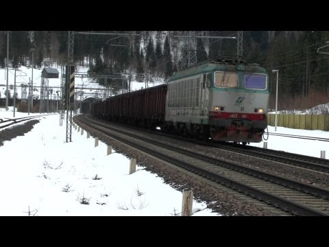 Trenitalia E 652 147 mit Güterzug in Ugovizza Valbruna auf der Pontebbana Tarvisio - Udine