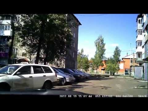 Kobieta parkuje swój samochód