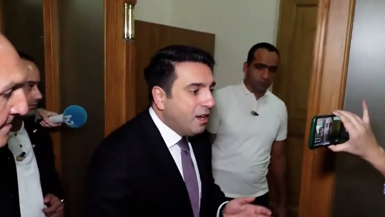 Մի՛ րոպե, սու՛ս մնա, ինչի՞ սենց աժիոտաժ սկսվեց. Ալեն Սիմոնյանը՝ լրագրողին