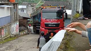 Download lagu Bikin tegang Truk MAN TGS 40.440 muatan berat Lewat jalur pedesaan Pt Geotermal Unit Dieng mp3