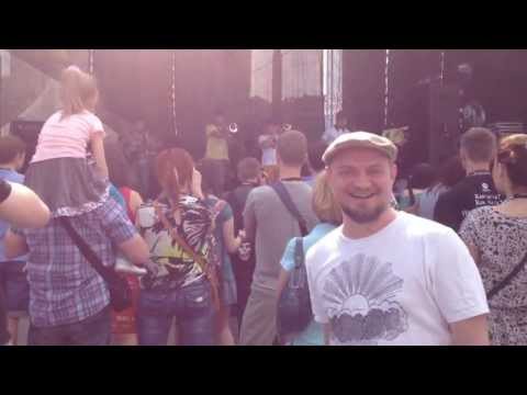 DJ Shum (live on stage)