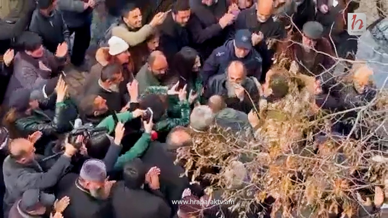 Հարյուրավոր գյումրեցիներ սպասում էին Սրբազանին