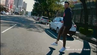 穿越馬路至少看一下來車吧….