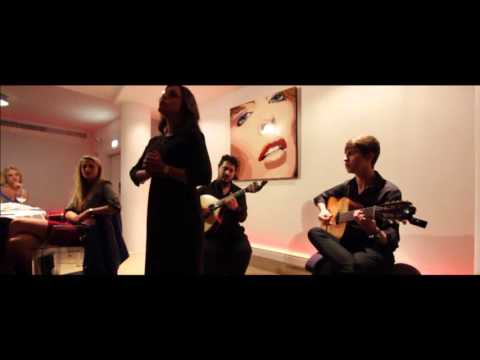 TÂNIA OLEIRO - "Nem às paredes confesso"