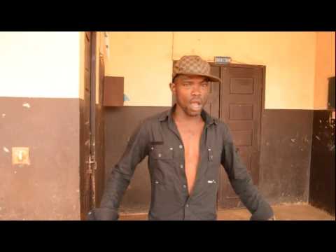 aristide mpacko montrant le concept sans conseils à ses danseurs