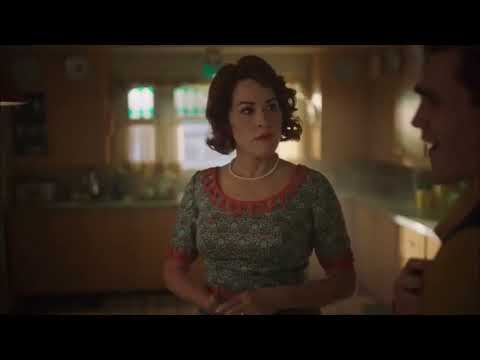 Riverdale 7x01 Archie rush to school when Mary see more picture’s in newspaper takes the car keys.