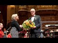 Dirigent Hans Welle van AJSO koninklijk onderscheiden tijdens afscheidsconcert
