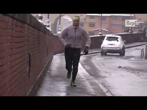 Neve Firenze, quelli che non mollano mai: canoa, jogging e bici sotto i fiocchi