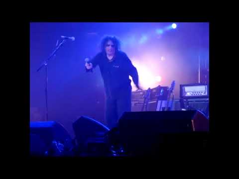 Robert Smith bailando "Fake ID"