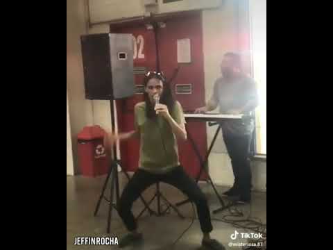 Do nada eu apareço na balada muito engraçado