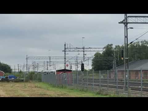 X40 InterCity Tåg passerar Stockholmsvägen.