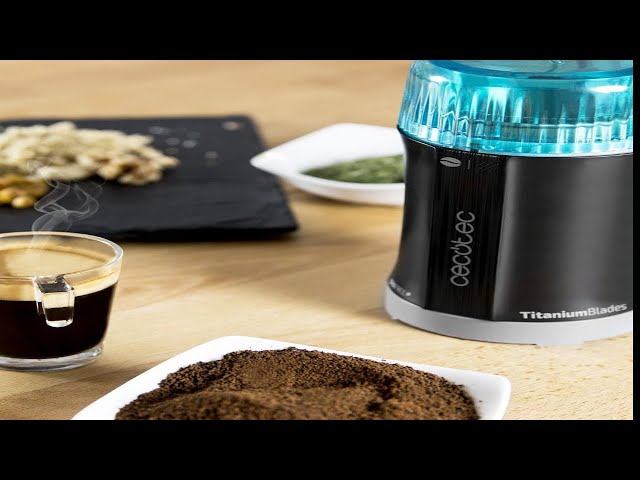 Vídeo relacionado con Cecotec Molinillo de Café y Especias TitanMill 200, Compacto, 200 W, Cuchillas recubiertas de Titanio, Capacidad de 50 gr, 10 Tazas de Café, Recipiente de acero cepillado, Sin tóxicos