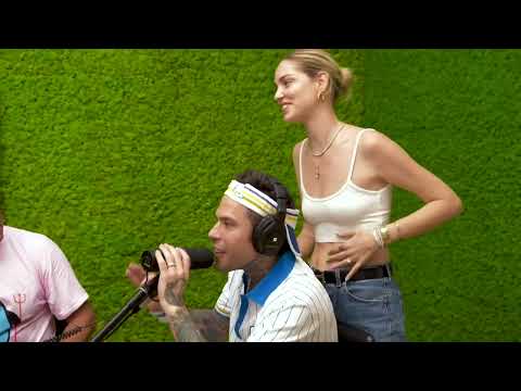 Auto blu e gang di strada