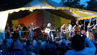 Pete Seeger, Arlo Guthrie &amp; Family- This Land is Your Land
