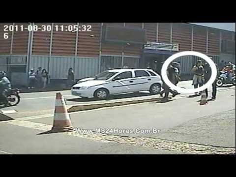 Guarda Municipal à paisana aponta pistola para alunos do Colégio Osvaldo Cruz