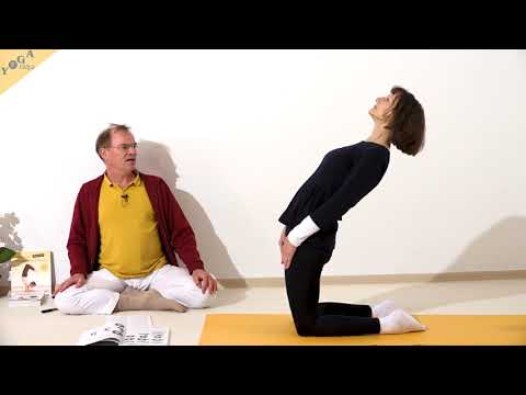 Kamel mit Händen auf den Oberschenkeln und aufgerichtetem Kopf - Yoga Asana Lexikon