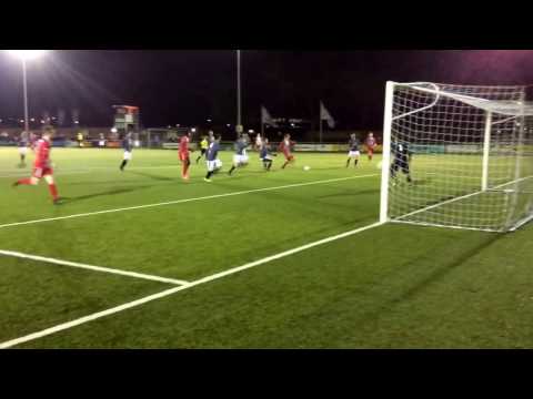 Zouaven - FC De Bilt: Max Boukens had de 1-0 voor het inschieten.