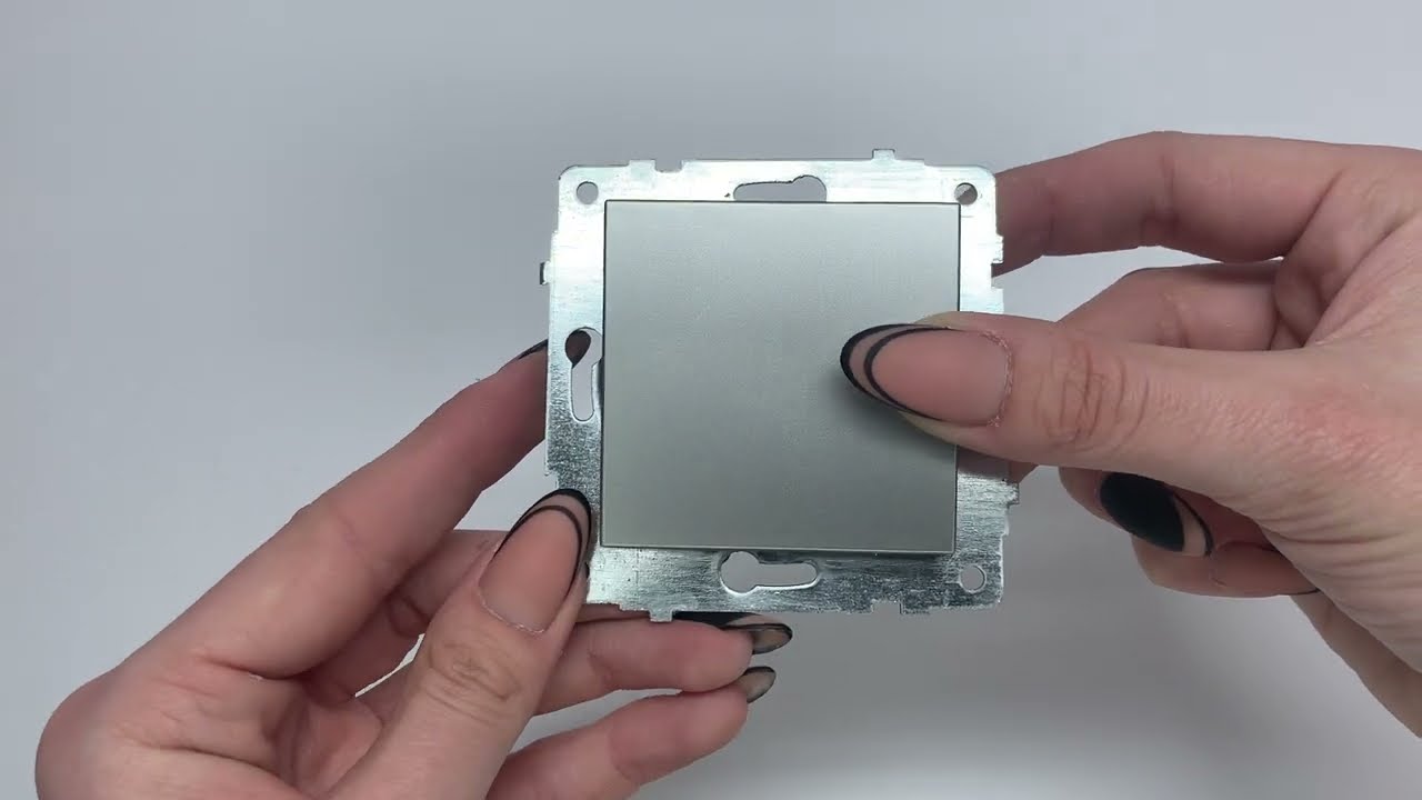 Вимикач одноклавішний OVIVO Grano срібло (600-000210-200)