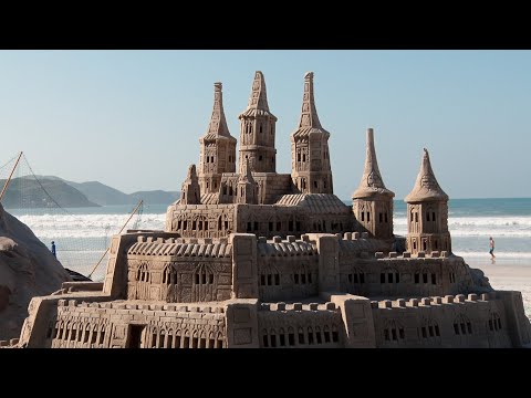 Castelo de areia vira atrativo turístico em praia de Cabo Frio