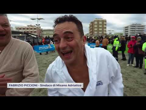RIMINI: Un tuffo in mare benaugurante a Misano Adriatico | VIDEO