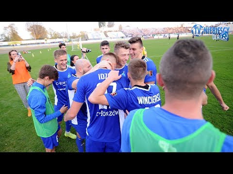 Radość piłkarzy i kibiców Ruchu po golu Idzika na 0-2 w Rybniku (19.10.2019 r.)