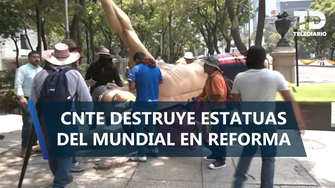 Manifestantes de la CNTE tiran estatuas del Mundial