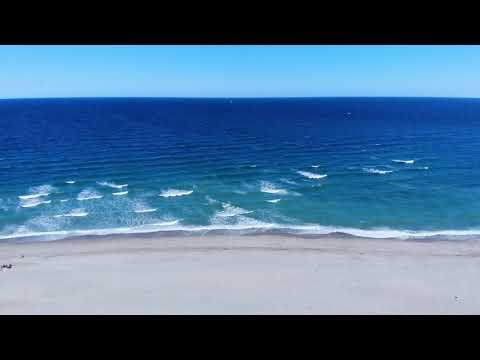Záběr z dronu na pláž Rexhame a vlny