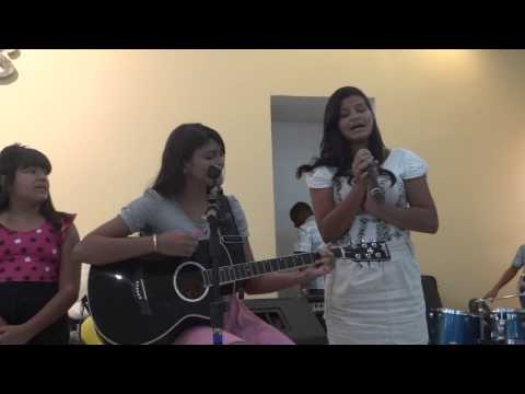 Sarah Lilia - Tocando e cantando viola!