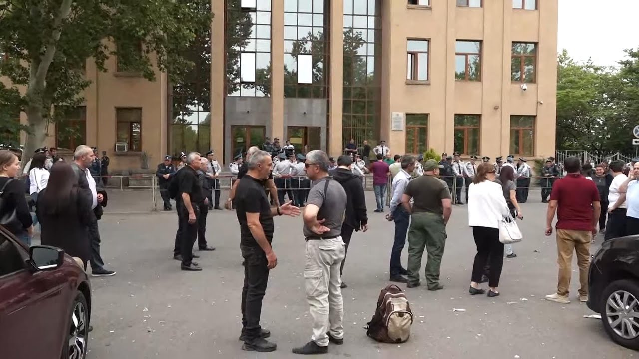 #Ուղիղ. Զոհվածների ծնողները դատարանի դիմաց են. քննվում է Գայանե Հակոբյանի կալանքի հարցը