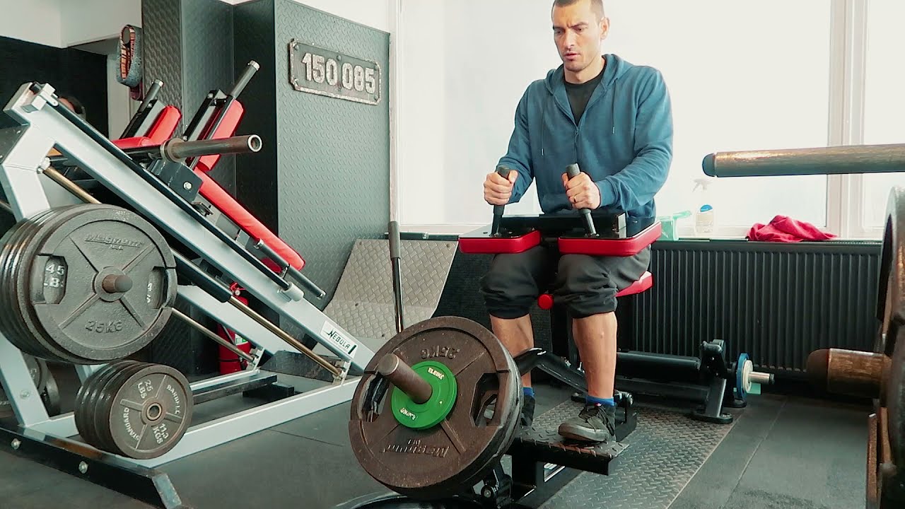 Împins pentru gambe, din așezat, la aparatul pentru soleari