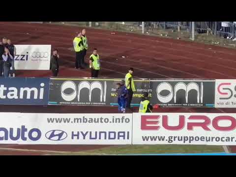 Akpa Akpro saluta la curva laziale nel post partita