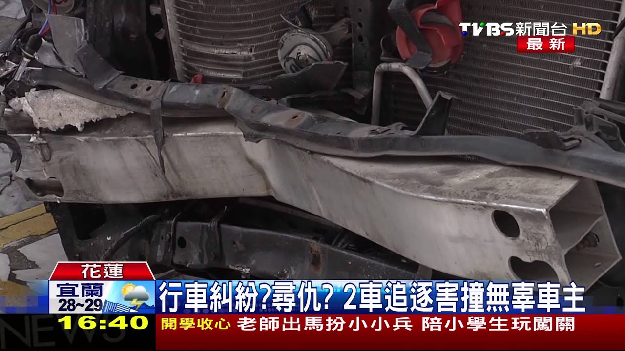 砰!10餘人持棍棒街頭鬥毆 傳爆炸聲響