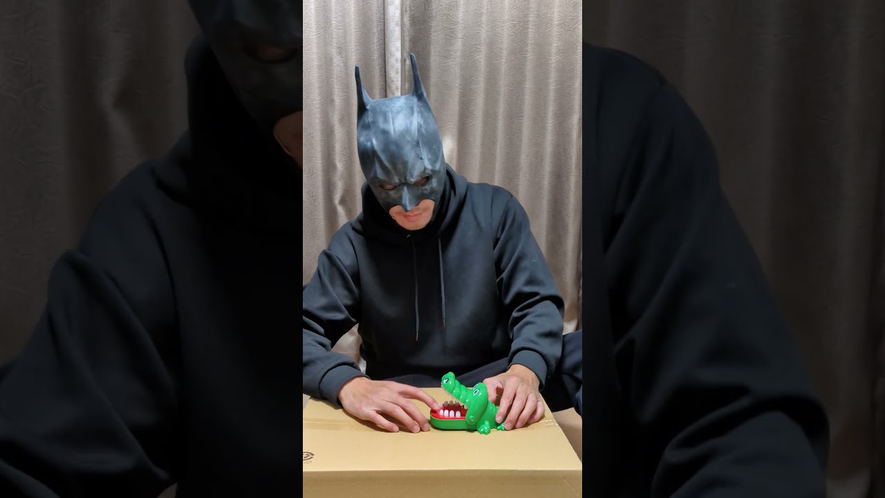 Batman plays with Crocodile Panic (a toy crocodile)　#Batman #toy #play