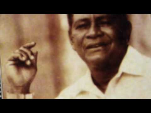 "Consuélate como yo" interpretado por Carlos Embale