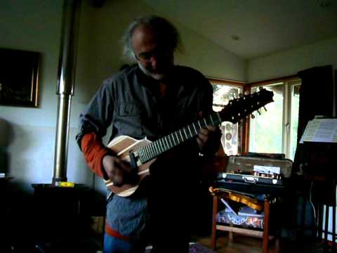 Doc Rossi demos the electric cittern