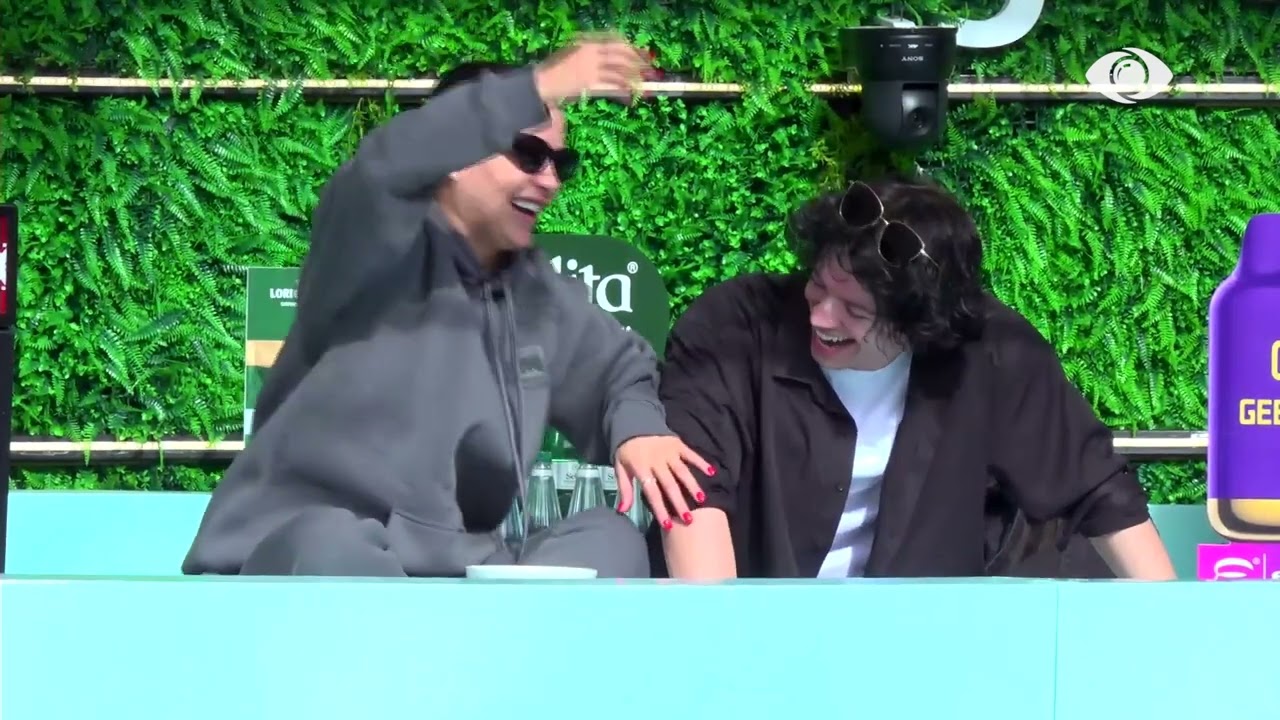 Baby G dhe Mal pijnë kafen me filxhanin më të madh nga Lori Caffe