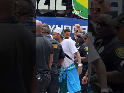 NEYMAR FOI PRA GALERA NA CHEGADA DA SELEÇÃO EM HOUSTON! #shorts