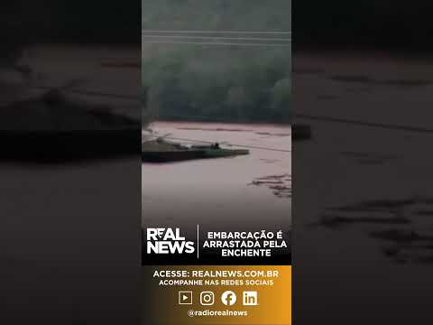 Embarcação é arrastada pela enchente no interior de Palmitinho, no RS