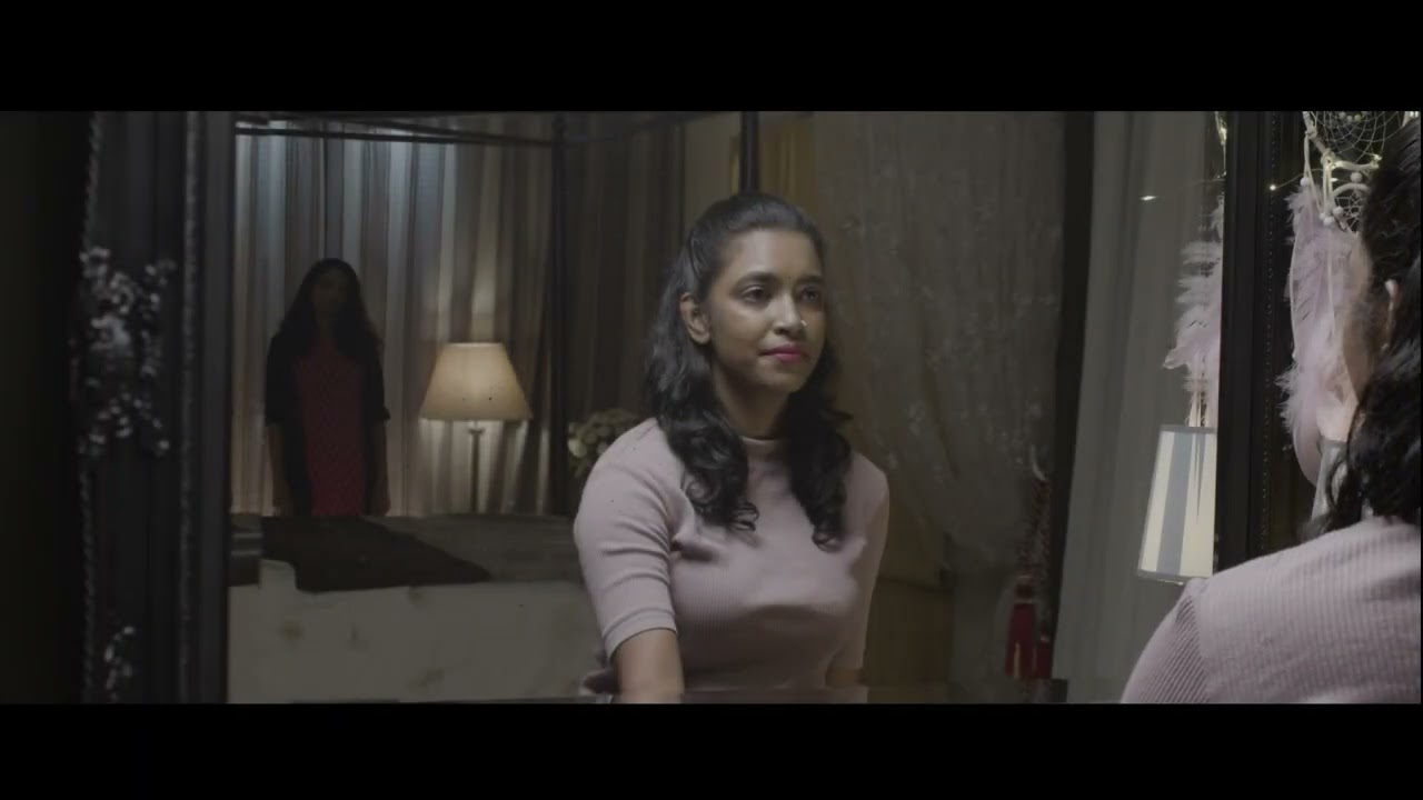 மார்பக புற்றுநோய் - கண்ணாடியின் முன் ஒரு பெண்