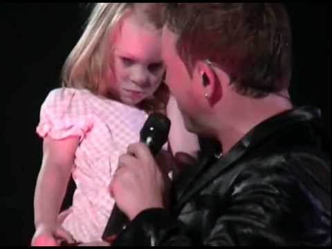 Johnny Reid dancing with his daughter, Ava