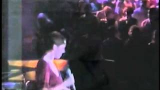 Annie Lennox - Don&#39;t Let Me Down (LIVE).mp4