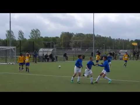 VVJ pakt de bal af, schot Abbi(?) net langs Wesley, goal. 1-1.